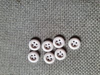 Knapper, 7 hvide 4-huls knapper