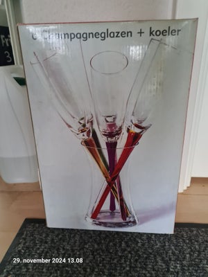 Glas, Champagne glas, Tysk, Nye.: 6 stk. Champagne glas med farvet stilk  og holder til glasene.
Sen