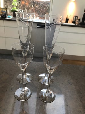 Glas, Champagne/portvinsglas, Kosta Boda Line, Det ene champagneglas har et lille skår i foden