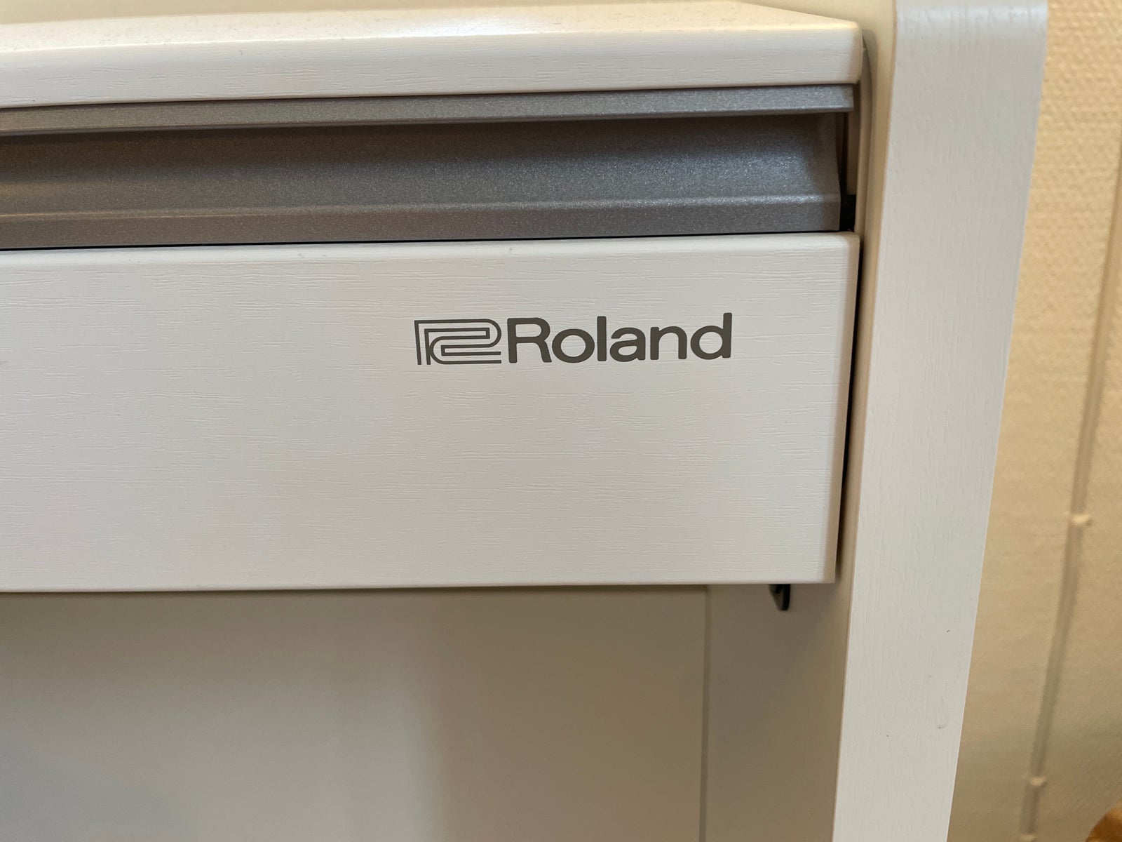 Digitalpiano, Roland F-140R