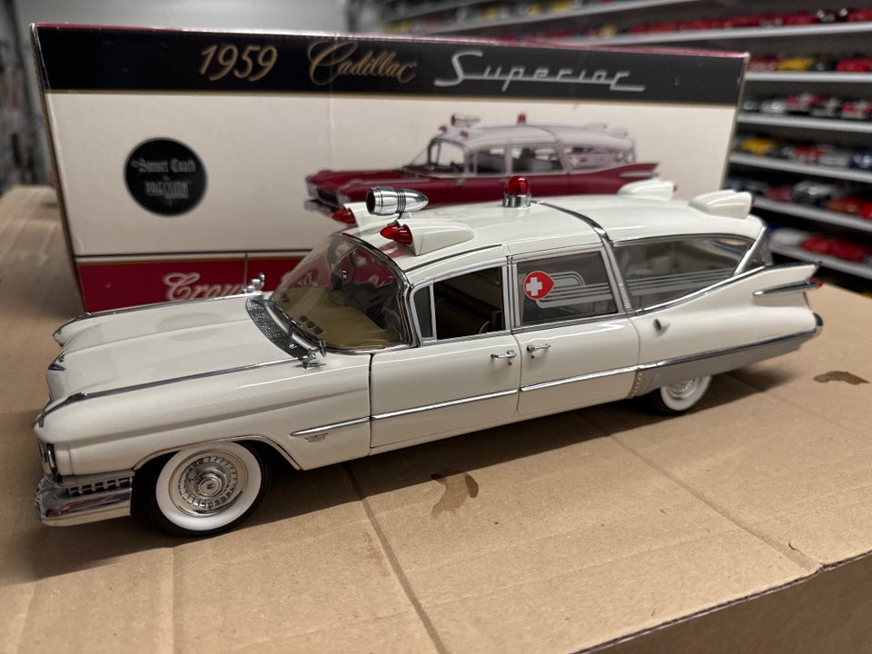 Modelbil, Cadillac Superior 1959 Crown Royale Ambulance