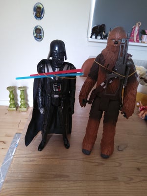 Samlefigurer, Star wars figurer Chewbacca høj 31 cm.
Star wars figurer Darth  Vader høj 29 cm.
Begge