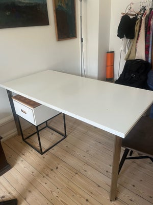 Spisebord, IKEA, Skrivebord eller spisebord i hvidtmalet træ. Stålbenene følger med. 

Bordet måler: