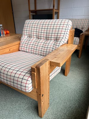 Loungestol, træ, 2 fine og solide lænestole. Brede armlæn og hynder der kan ombetrækkes hvis det er.