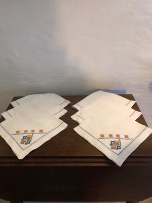 Stofservietter, Dansk, Stofservietter håndbroderet , meget fin stand 35+37 cm. Pr stk 10 kr