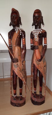 Afrikanske træ figurer, 1 dame og  herre figur - 76 cm høje - figuren med spyddet har en skade på ve