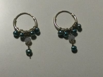 Øreringe, sølv, Ubrugte unike kreolere i sølv med perler og halvædelstene.
turkise farver
Prisen er 