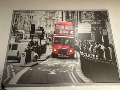 Tryk, b: 100 h: 140, Billede af en rød london bus, alt andet på billedet er sort hvid
100x140
Byd