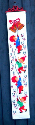 julebroderier, 
FÆRDIG BRODEREDE JULEKALENDERE
nisser og klokker måler 16 x 85 cm
Strikkenisser  Mål