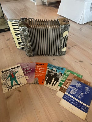 Andet, Traviata Harmonika, Velholdt harmonika i orginal trækasse. Flere fotos på vej 