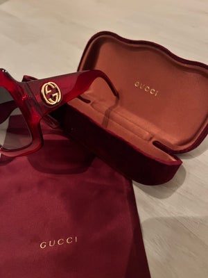 Solbriller dame, Gucci, Sælger disse ubrugte Gucci briller
Fejler intet.
Etui og dustbag medfølger 
