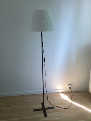 Gulvlampe, Gulvlampe med 2 pærer inkluderet

English
floor lamp with 2 bulbs included
