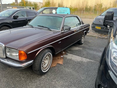 Mercedes 230 CE, 2,3 Coupé, Benzin, 1980, km 230000, nysynet, 2-dørs, Hey har denne w123 ce benzin  