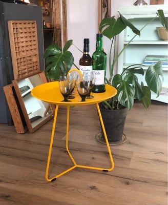 Bakkebord, gult, Flot rundt bakkebord med håndtag i midten 

Udført i jern og står i flot gul farve 