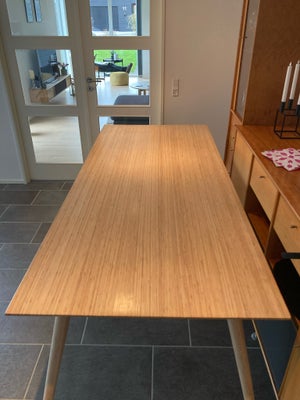 Spisebord, Massiv bambus, b: 95 l: 220, Der medfølger 2 stk plader a 50 cm.
Bordet er velholdt og ha