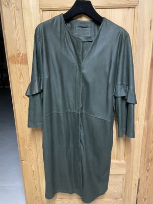 Skindkjole, Depeche, str. M,  Flaskegrøn ,  100% Goat Leather,  Næsten som ny, Depetche:
100% skind.