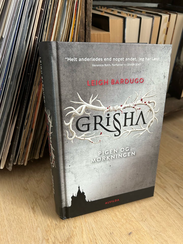 Pigen og mørkningen, Leigh Bardugo, genre: fantasy