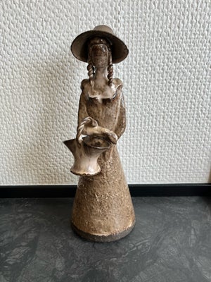 Keramik , Leo Enøe, 1970, Flot kvindefigurer med kurv
Tegnet af Leo Enøe, formgivet 1970
Udført i br