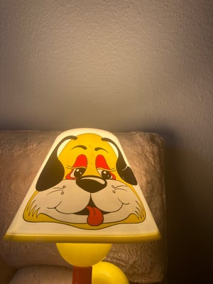 Lampe, Børnelampe, Vintage børne væglampe i klare farver og med tryk af  hund. Der er to små ridser 