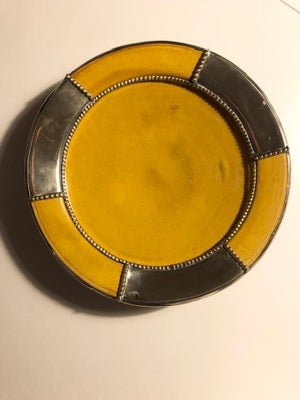 Keramik, Flot keramik fad/skål med metal detaljer, Flot keramik fad/skål
Gyldent med metal kant
Ø 23