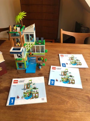Lego City, 60365, Lego City 60365 Apartment Building.

100% komplet med manual.

Har også andre City