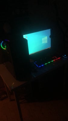 Andet mærke, God, Gamer computer med skærm, mus, tastatur og hørebøffer sælges 