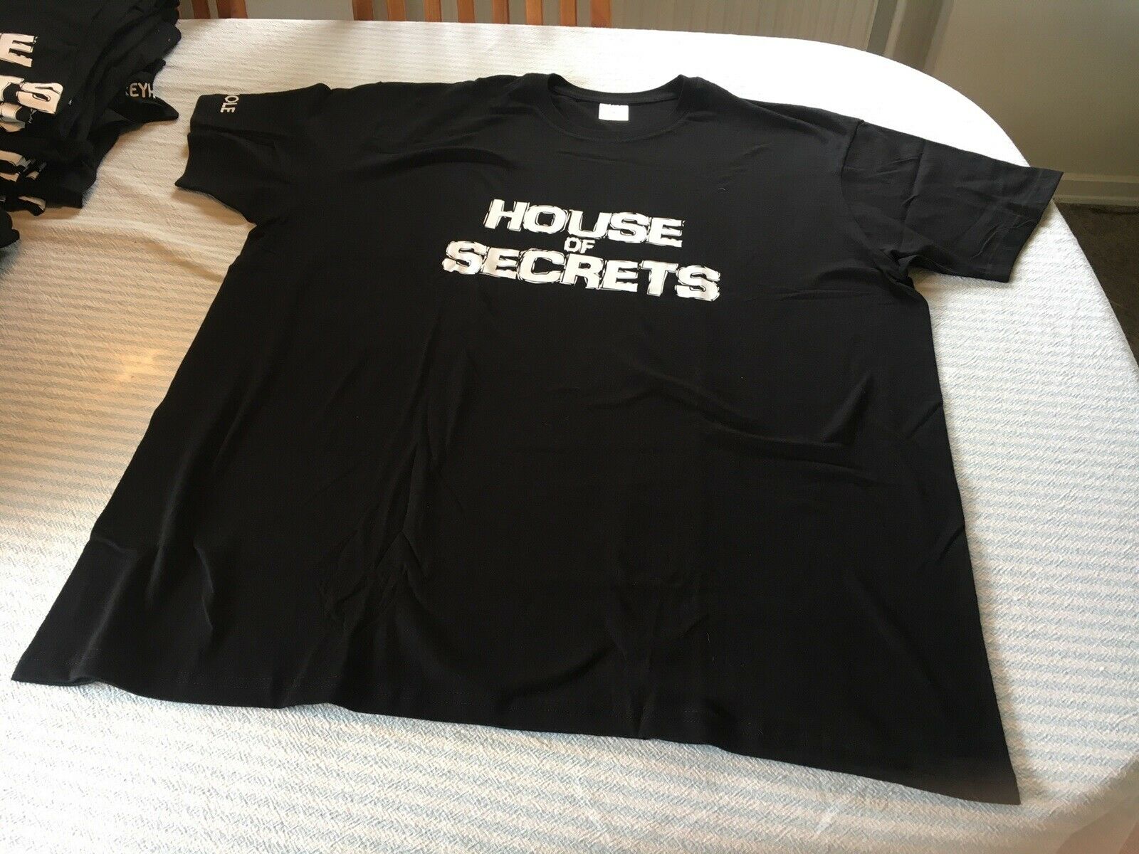 T-shirt, House Secrets T-shirt, - dba.dk - Køb og Salg af Nyt og Brugt