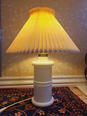 Lampe, Holmegård, Apotekerlampe. Højde til top af fatning 37 cm. Trænger til ny skærm.