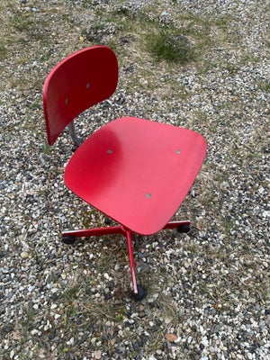 Jørgen Rasmussen, Original kontorstol, Rød Kevi stol, kunne blive virkelig lækker med en gang frisk 
