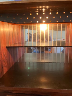Kommode, mahogni, b: 190 d: 48 h: 108, Highbord med minibar med lys fra ca 1965 Mid-Century og har b