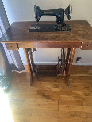 Singer sybord , 100 år gl., Super fint sybord som er meget dekorativt  i hjemmet. 
Symaskinen kan sk