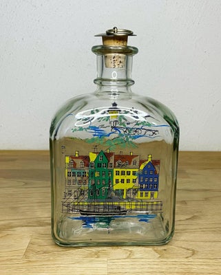 Glas, Flaske , Holmegaard, Holmegaard turistflaske med motiv af Nyhavn.

Design : Michael Bang i 198