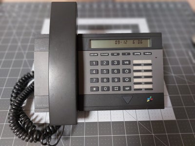 Bordtelefon, Kirk Delta, Trio, God, Fastnet tlf. Med indkodning muligheder mm.
Incl. Nye backup batt