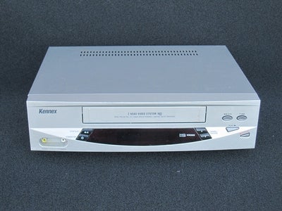 VHS videomaskine, 

KENNEX
- Model: VCR2202S

- Fin stand,
- Scart-stik for nem TV-tilslutning,,
- A