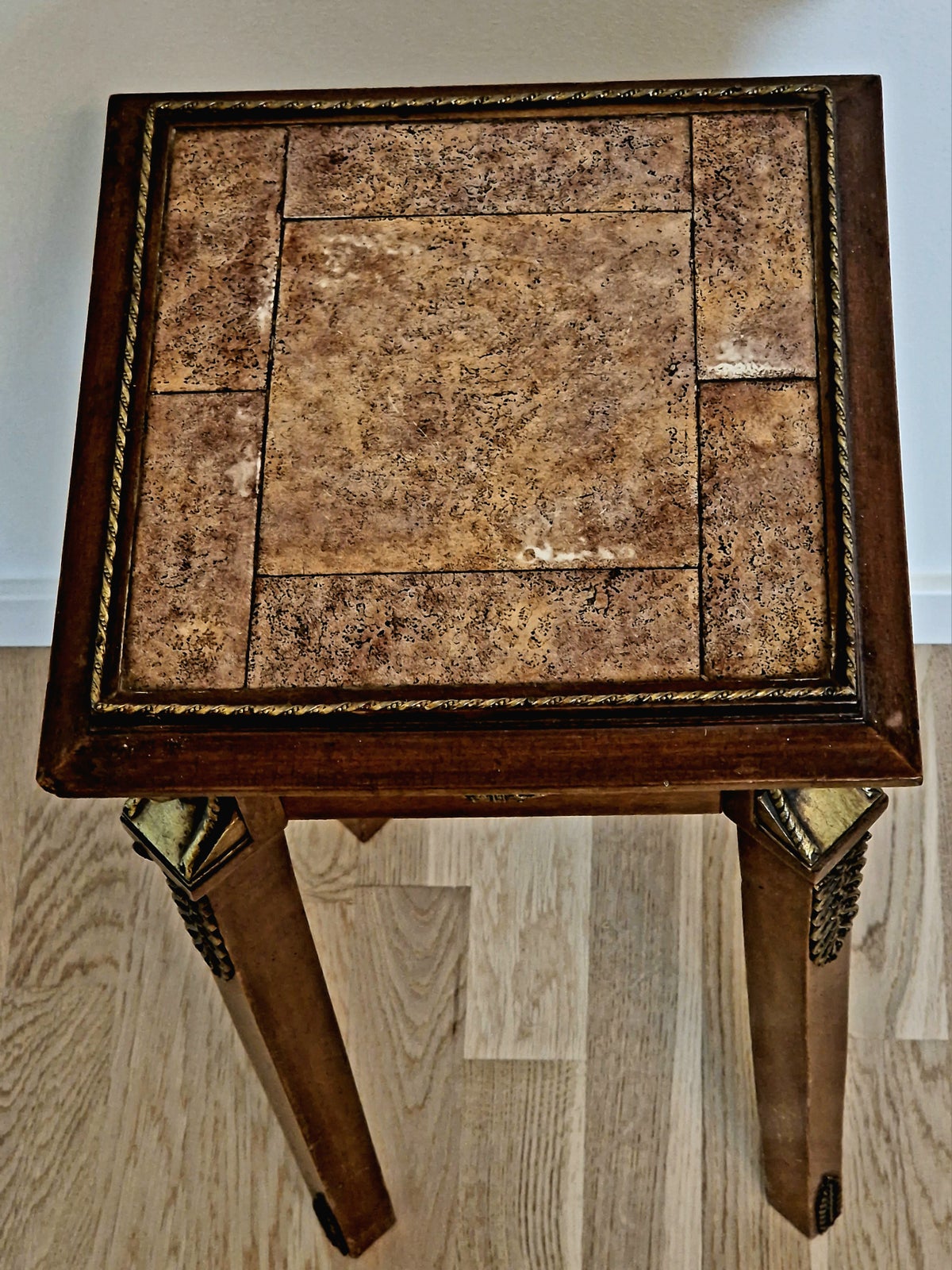 Piedestal bord, Mahogni med bronze monteringer, 100 år gl.