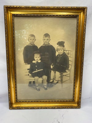 Foto, Foto i ramme, Stort s/h foto med fire børn, indsat i guldramme. Ukendt oprindelse og årstal. P