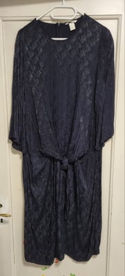 Festkjole, H&M, str. L,  Næsten som ny, Flot marineblå kjole i jaquardmønster med bindedetaljer fora