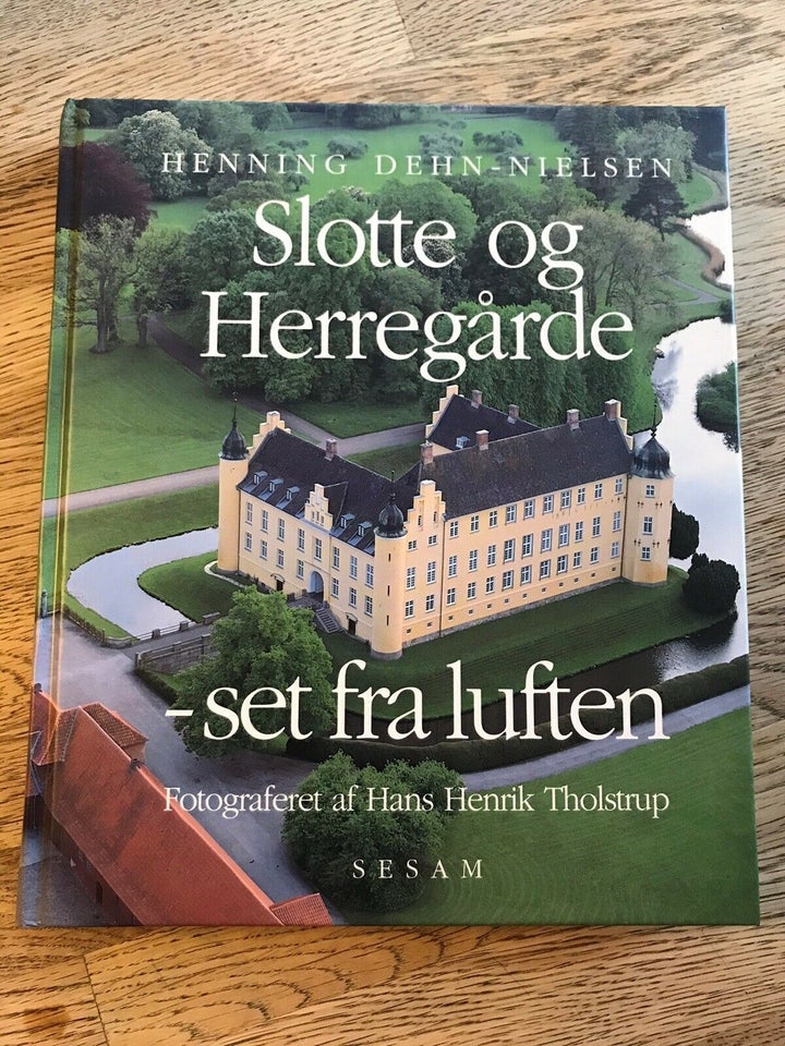 Slotte og Herregårde - set fra luften, Henning