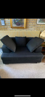 Sofa, stof, 2 pers., 2 persons sofa i sort stof. 138cm lang og 100cm bred. 