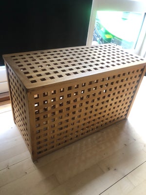 Tri Trap Vasketøj box, En opbevaring box til vasketøj eller et andet. Material tæk træ. 77 cm langt 