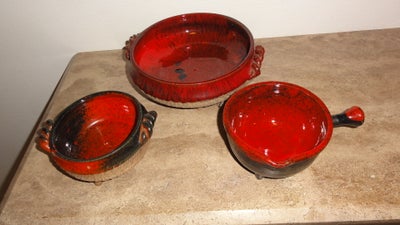 Keramik,  Smukt rødt Ernst Keramik, Retro Skåle på fødder
Glaseret i røde og brune farver.
Stor skål