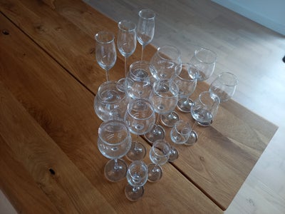 Glas, Vinglas mm., Holmegaard Ballet, 5 x rødvin glas, 75 kr.
2 x hvidvin glas 75 kr.
3 x hedevin gl