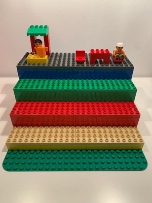 Lego Duplo, Lego Duplo fodbold tribune sælges. Tribunen indeholder alt der ses på billederne inklusi