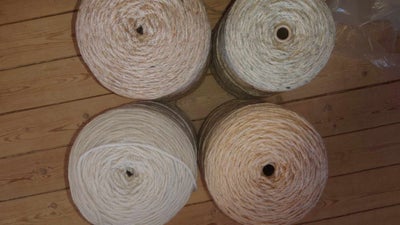 Garn,  uld garn først til mølle, ruller med 100 % uld, strikkes på pind 912 kender ikke løbelængden.