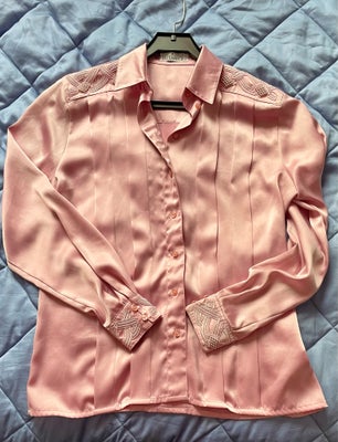 Bluse, Alaxander , str. 36, Puder Rosa  lyserød pink, Polyester/ satin kvalitet, Næsten som ny, Sati