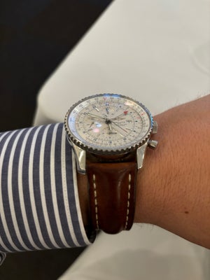 Herreur, Breitling, Navitimer World 46mm 
Uret har været serviceret hos hvelplund i februar 2020 for