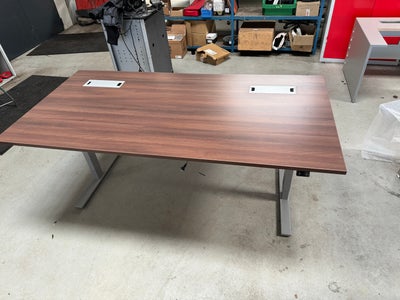 Skrivebord, b: 200 d: 100, 4 stk. hæve sænkeborde. Super kvalitet og meget flotte. Bordplade i rosen
