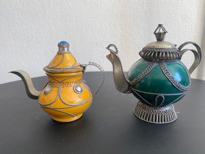 tekander, Arabisk, To små arabiske keramiktekander med gul og grøn emalje og filigranpynt.
Højde hhv