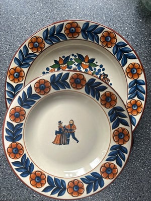 Keramik, Fad, En "Höganäs gille" Höganäs Sverige vintage middagstallerken i stentøj. Motiv fra Bonad