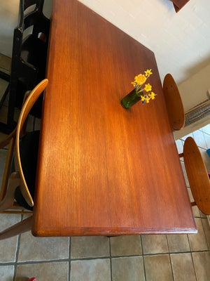 Andre borde, teaktræ, b: 90 l: 140 h: 70, Teaktræ spisebord. Rigtig flot stand med to udtræksplader.